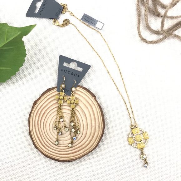 ๐ Matching Set Cross Dangle Earrings + Necklace - Picture 6 of 8